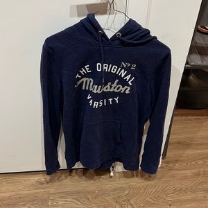 Comfy and casual sweatshirt pullover !